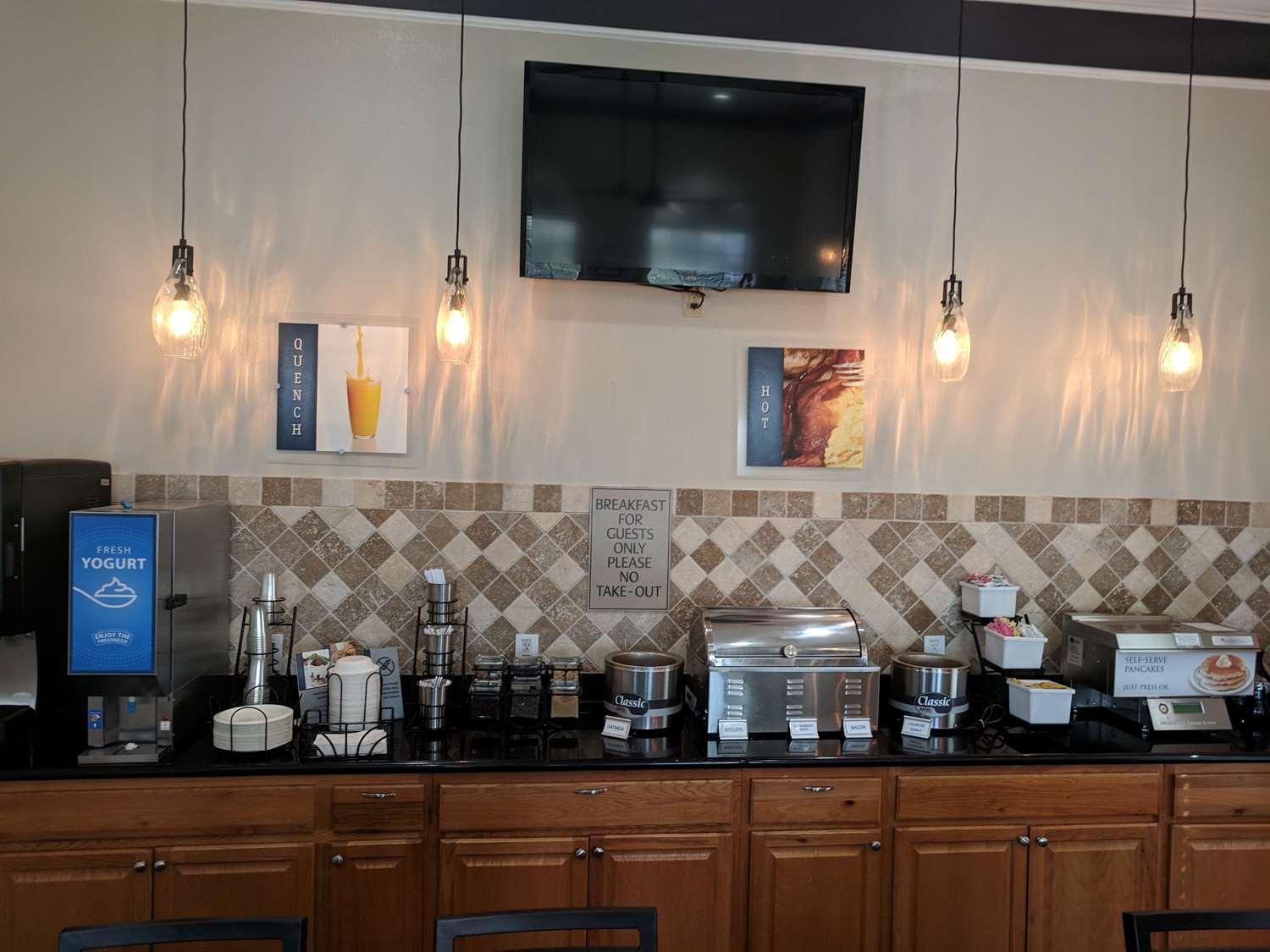 Best Western Inn Of Бренъм Екстериор снимка