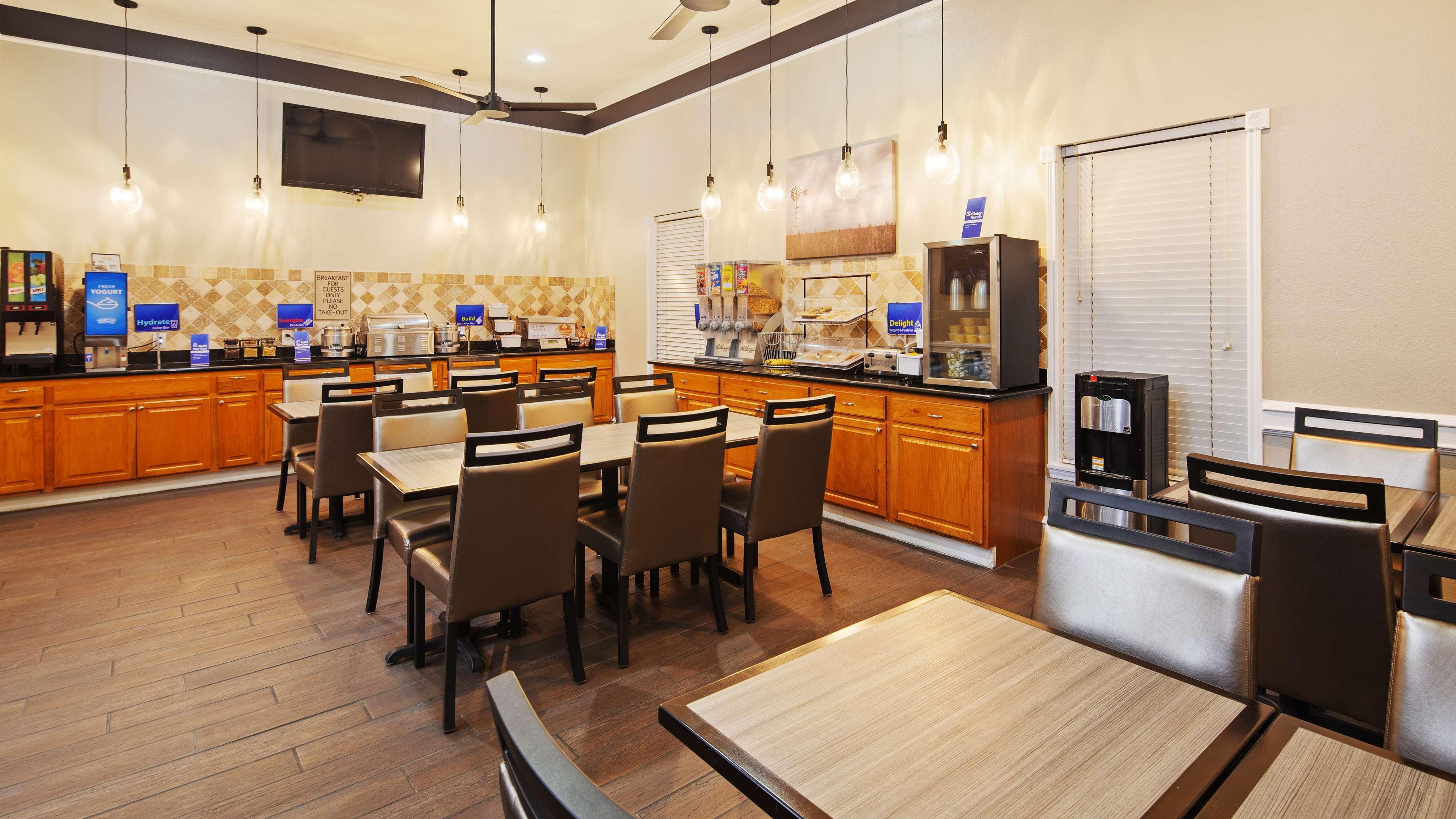 Best Western Inn Of Бренъм Екстериор снимка