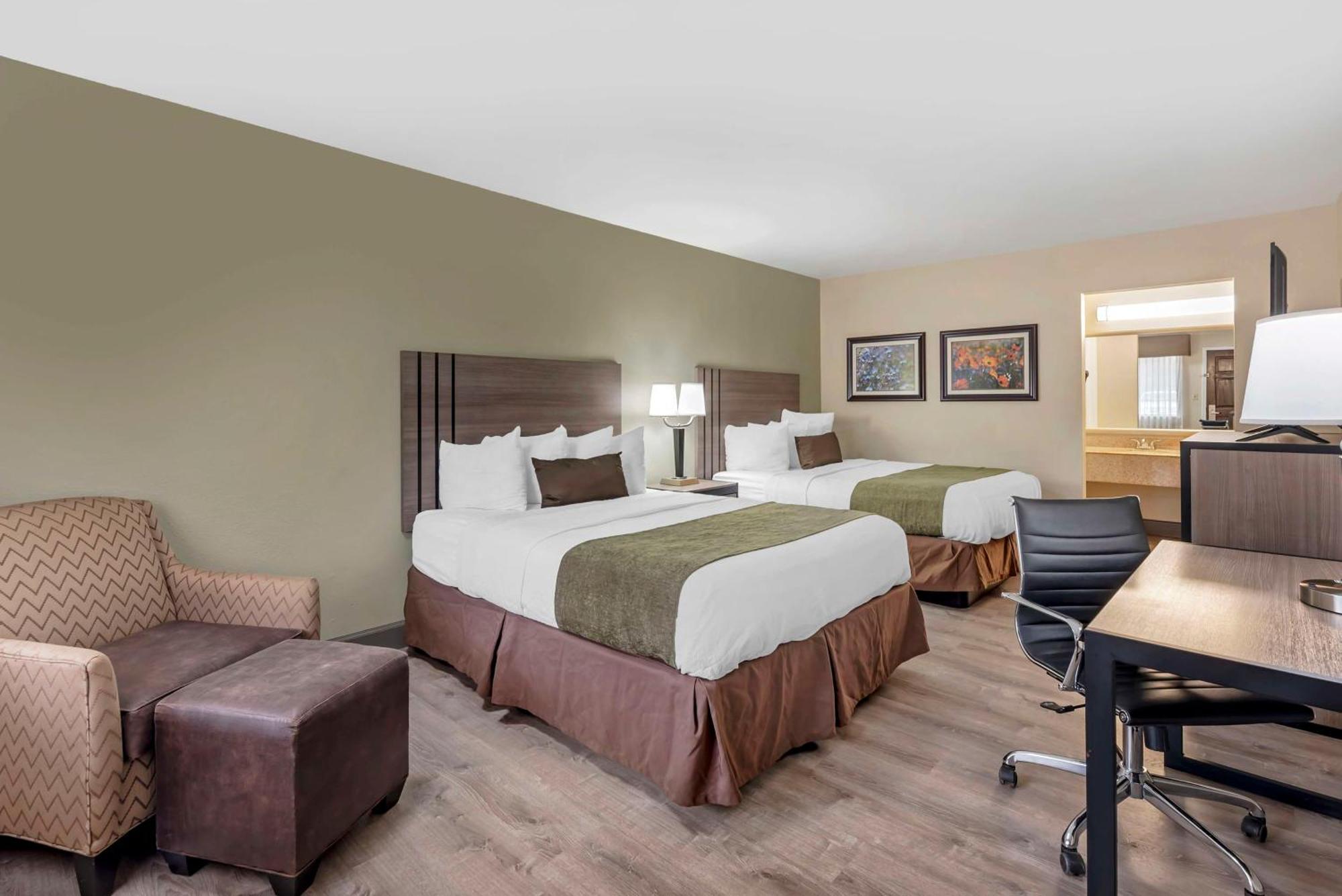 Best Western Inn Of Бренъм Екстериор снимка